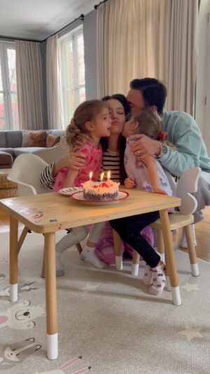 Pelin Akil Instagram - Günün en anlamlı hediyesi kızlardan geldi (doğum günü sabahı ilk kez “ANNE” yazdılar