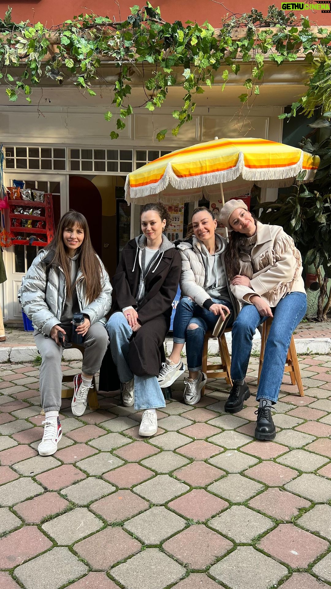 Pelin Akil Instagram - Onları iyi insanlar olduğumuza inandırmak elimizde! Önce kalbini sonra kapılarını aç! @banagozkulakol ARAMIZA HOŞGELDİN YENİ DOSTUMUZ “BADİ” 🐾 HİKAYENİN DEVAMINI MERAKLA BEKLİYORUZ.. SENİN VE SOKAKTA, BARINAKTA YAŞAM MÜCADELESİ VEREN TÜM CAN DOSTLARIMIZIN 4 NİSAN DÜNYA SOKAK HAYVANLARI GÜNÜ KUTLU OLSUN! 🎈#beniseninandır #banagozkulakol