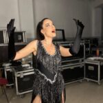 Pelin Akil Instagram - 13 Mayıs akşamı bizi dakikalarca ayakta alkışlayan seyircimize çok ama çok teşekkür ederim. İyi ki geldiniz bizi ilk oyun gecemizde mest ettiniz. Müzikal söyleme aşkımdan haberi olur olmaz yaptığı tüm projelerde benimelimden tutup hadi diyen @nkprojeler e, her dans provasında güven alanımdan çıkmam gerektiğini çünkü bende fazlası olduğunu kulağıma fısıldayan sanat direktörümüz @_nur.dogan_ a, sarı şekerim enerji kaynağı müzik direktörümüz @serpilgunseli ye, müzikalden arkadaşım dostum, 2010 da aynı sahneyi paylaştığım ve bu projede vokal koçum olan @canbolian a, daha da çok projelere imza atacağımızı düşündüğüm değerli yönetmenim @ugurbaburhan a, sahne ve sahne arkasında emeği geçen arkadaşlarıma, yoluma yoldaş olan beni havalara uçuran (ciddi anlamda, baktınız son foto) dansçı arkadaşlarıma @aksaclisahap @yigit_dundar a, beni sahnede kostümleriyle kraliçe yapan @cihan.nacar a, saç ve makyajla tamamlayan @sabitakkaya ve Lancome ekibine koooocaman sevgilerimi ve teşekkürlerimi gönderiyorum. Yolumuz aydınlık olsun. Işıklar hep üzerimizde olsun ❤️ ✨