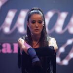 Pelin Akil Instagram - 13 Mayıs akşamı bizi dakikalarca ayakta alkışlayan seyircimize çok ama çok teşekkür ederim. İyi ki geldiniz bizi ilk oyun gecemizde mest ettiniz. Müzikal söyleme aşkımdan haberi olur olmaz yaptığı tüm projelerde benimelimden tutup hadi diyen @nkprojeler e, her dans provasında güven alanımdan çıkmam gerektiğini çünkü bende fazlası olduğunu kulağıma fısıldayan sanat direktörümüz @_nur.dogan_ a, sarı şekerim enerji kaynağı müzik direktörümüz @serpilgunseli ye, müzikalden arkadaşım dostum, 2010 da aynı sahneyi paylaştığım ve bu projede vokal koçum olan @canbolian a, daha da çok projelere imza atacağımızı düşündüğüm değerli yönetmenim @ugurbaburhan a, sahne ve sahne arkasında emeği geçen arkadaşlarıma, yoluma yoldaş olan beni havalara uçuran (ciddi anlamda, baktınız son foto) dansçı arkadaşlarıma @aksaclisahap @yigit_dundar a, beni sahnede kostümleriyle kraliçe yapan @cihan.nacar a, saç ve makyajla tamamlayan @sabitakkaya ve Lancome ekibine koooocaman sevgilerimi ve teşekkürlerimi gönderiyorum. Yolumuz aydınlık olsun. Işıklar hep üzerimizde olsun ❤️ ✨