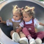 Pelin Akil Instagram - Evlatlarım… Bu sevginin ötesi yok berisi yok benzeri yok tarifi yok. Lezzeti çok kıymeti çok neşesi çok. Şuan bu saatlerde heyecandan uyuyamamıştım. Karnımda olmanızın son saatleri diye bu anları unutmayacağım diye gözlerim dolu sözler veriyordum size. Ve çok merak ediyordum. O ilk kavuşma anımızı,neye kime benzediğinizi, ne hissedeceğimi… sizi bağrıma bastıkları an sıcaklığınızı, o ağlayan sesinizin verdiği huzuru anlatamam da unutmam da… Mucizelerim benim. Kelebeklerim, sarı papatyalarım, ömrünüz çok güzel olsun, ayağınıza minik çakıl taşları dışında taş değmesin, karşınıza güzel insanlar çıksın. Maceralarımız kahkahalarımız çoşkumuz neşemiz bol olsun. Sağlıklı çiçek gibi yaşamınız olsun. İyi ki doğdunuz iyi ki anneniz olarak beni seçtiniz. Sizi çok ama çok seviyorum 💛💛 @alinlinaaltann