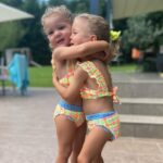 Pelin Akil Instagram - Evlatlarım… Bu sevginin ötesi yok berisi yok benzeri yok tarifi yok. Lezzeti çok kıymeti çok neşesi çok. Şuan bu saatlerde heyecandan uyuyamamıştım. Karnımda olmanızın son saatleri diye bu anları unutmayacağım diye gözlerim dolu sözler veriyordum size. Ve çok merak ediyordum. O ilk kavuşma anımızı,neye kime benzediğinizi, ne hissedeceğimi… sizi bağrıma bastıkları an sıcaklığınızı, o ağlayan sesinizin verdiği huzuru anlatamam da unutmam da… Mucizelerim benim. Kelebeklerim, sarı papatyalarım, ömrünüz çok güzel olsun, ayağınıza minik çakıl taşları dışında taş değmesin, karşınıza güzel insanlar çıksın. Maceralarımız kahkahalarımız çoşkumuz neşemiz bol olsun. Sağlıklı çiçek gibi yaşamınız olsun. İyi ki doğdunuz iyi ki anneniz olarak beni seçtiniz. Sizi çok ama çok seviyorum 💛💛 @alinlinaaltann