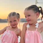 Pelin Akil Instagram - Evlatlarım… Bu sevginin ötesi yok berisi yok benzeri yok tarifi yok. Lezzeti çok kıymeti çok neşesi çok. Şuan bu saatlerde heyecandan uyuyamamıştım. Karnımda olmanızın son saatleri diye bu anları unutmayacağım diye gözlerim dolu sözler veriyordum size. Ve çok merak ediyordum. O ilk kavuşma anımızı,neye kime benzediğinizi, ne hissedeceğimi… sizi bağrıma bastıkları an sıcaklığınızı, o ağlayan sesinizin verdiği huzuru anlatamam da unutmam da… Mucizelerim benim. Kelebeklerim, sarı papatyalarım, ömrünüz çok güzel olsun, ayağınıza minik çakıl taşları dışında taş değmesin, karşınıza güzel insanlar çıksın. Maceralarımız kahkahalarımız çoşkumuz neşemiz bol olsun. Sağlıklı çiçek gibi yaşamınız olsun. İyi ki doğdunuz iyi ki anneniz olarak beni seçtiniz. Sizi çok ama çok seviyorum 💛💛 @alinlinaaltann