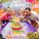 Pelin Akil Instagram – Canımın içi kızlarımın normalde 20 Nisan olan doğum günlerini bayramdan dolayı dün kutladık. Rengarenk mercanlarla dolu tertemiz bir denizin içindeydik sanki. Ve orada uçsuz bucaksız hiçbişi düşünmeden sadece hayaller kuran ve akışta kalan renkli iki deniz kızı… Gözlerim bu denli güzel renklerin bir araya gelmesine daha önce hiç şahit olmamıştı. Bu kadar rengin arasında her şey bir bütündü sanki. 2-3 günde planlanan bu şahane günde emeği olan herkes gerçekten olağanüstü kalplere sahip. Hepinizi çok seviyorum ve iyi ki sizlerle çıktık bu yola. Daha güzeli canlanmıyor gözümde… Artık her şeyin farkında olan, zevkleri fikirleri olan canım kızlarım Alin ve Lina’m rengarenk olsun geleceğiniz. Ben de sizin izin verdiğiniz sürece yanınızda olmamı istediğiniz her anınıza şahitlik edeyim. Sizi çok seviyorum. @alinlinaaltann 
Şimdi bu güzelliklere vesile olan sayfaları paylaşmak istiyorum ki iletişime geçebilin 🫶 #işbirliği (yazmak zorunlu 🤷🏻‍♀️ ) ;

@duslerevi (organizasyon)
@butikpastacimm (pastamız ve cupcakeler)
@bubbleshowdream (bubble gösterisi)
@neseliyuzler (yüz boyama etkinliği)
@neonone__ (neon Alin Lina yazıları)
@lepetit.100 (yer,yemekler,atolye çalışması)
Ve bu muhteşem kareleri de @ikihayatbirkare.aile İpek güzeli çekti ❤️