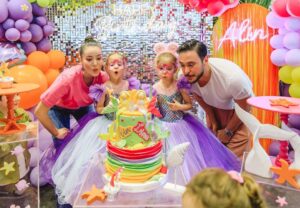 Pelin Akil Instagram - Canımın içi kızlarımın normalde 20 Nisan olan doğum günlerini bayramdan dolayı dün kutladık. Rengarenk mercanlarla dolu tertemiz bir denizin içindeydik sanki. Ve orada uçsuz bucaksız hiçbişi düşünmeden sadece hayaller kuran ve akışta kalan renkli iki deniz kızı… Gözlerim bu denli güzel renklerin bir araya gelmesine daha önce hiç şahit olmamıştı. Bu kadar rengin arasında her şey bir bütündü sanki. 2-3 günde planlanan bu şahane günde emeği olan herkes gerçekten olağanüstü kalplere sahip. Hepinizi çok seviyorum ve iyi ki sizlerle çıktık bu yola. Daha güzeli canlanmıyor gözümde… Artık her şeyin farkında olan, zevkleri fikirleri olan canım kızlarım Alin ve Lina’m rengarenk olsun geleceğiniz. Ben de sizin izin verdiğiniz sürece yanınızda olmamı istediğiniz her anınıza şahitlik edeyim. Sizi çok seviyorum. @alinlinaaltann 
Şimdi bu güzelliklere vesile olan sayfaları paylaşmak istiyorum ki iletişime geçebilin 🫶 #işbirliği (yazmak zorunlu 🤷🏻‍♀️ ) ;

@duslerevi (organizasyon)
@butikpastacimm (pastamız ve cupcakeler)
@bubbleshowdream (bubble gösterisi)
@neseliyuzler (yüz boyama etkinliği)
@neonone__ (neon Alin Lina yazıları)
@lepetit.100 (yer,yemekler,atolye çalışması)
Ve bu muhteşem kareleri de @ikihayatbirkare.aile İpek güzeli çekti ❤️
