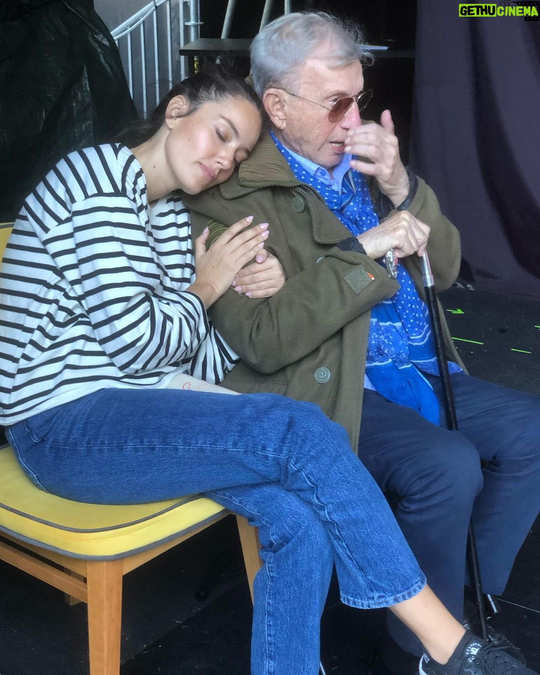 Pelin Akil Instagram - Bazı insanların yeri ayrıdır hayatınızda. Sevdiğiniz ve yapmak istediğiniz şeyleri sizden önce yapmış duayen biri vardır ve hep de karşınıza çıkar, gerçekten kalbinde yapmak istediğin şeyi unutmaman için seni hatırlatır gibi. Ama o bunun hiç farkında bile değildir. O kişi @haldundormen işte benim için. Müzikal geçmişine, azmine, yıllarını vermesine, hiç durmadan çalışmasına,merhametine , sevgisine hayran olduğum canım hocam (ki hoca denmesini hiç sevmez :) ) iyi ki doğdunuz sizi çok seviyorum. -Haldun abi burayı değiştirsek mi , yapamayacağım sanki -Yaparsın şekerim (Yaptı) ☺️ 😍 @haldundormen