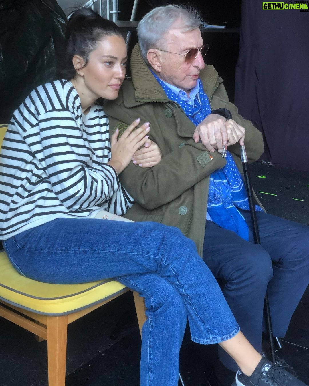 Pelin Akil Instagram - Bazı insanların yeri ayrıdır hayatınızda. Sevdiğiniz ve yapmak istediğiniz şeyleri sizden önce yapmış duayen biri vardır ve hep de karşınıza çıkar, gerçekten kalbinde yapmak istediğin şeyi unutmaman için seni hatırlatır gibi. Ama o bunun hiç farkında bile değildir. O kişi @haldundormen işte benim için. Müzikal geçmişine, azmine, yıllarını vermesine, hiç durmadan çalışmasına,merhametine , sevgisine hayran olduğum canım hocam (ki hoca denmesini hiç sevmez :) ) iyi ki doğdunuz sizi çok seviyorum. -Haldun abi burayı değiştirsek mi , yapamayacağım sanki -Yaparsın şekerim (Yaptı) ☺️ 😍 @haldundormen