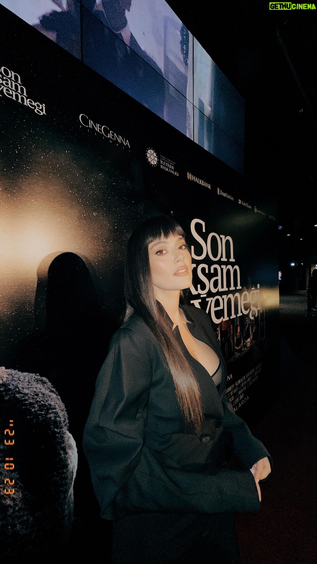 Pelin Akil Instagram - Ben bu anları nasıl paylaşmam ve nasıl unuturum 😍 @sonaksamyemegi_film iyi ki 🙏🏼 Şu videoda olan,olmayıpta emeği olan herkese minnettarım. Love you glam team 🤍