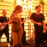 Pelin Akil Instagram - Dün akşam sahnelerdeydim ve tam olarak çalan şarkıyı söyledik @guntacthis le birlikte 🤍 videosunu bulursam paylaşayım mı? 😍