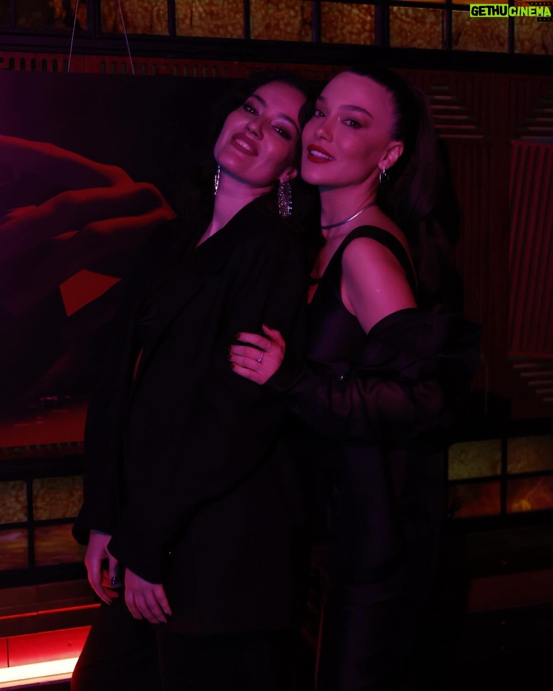 Pelin Akil Instagram - @zeynsoylu sen dün beni en deli çağlarıma götürdün ya nereye davet etsen gelirim , uzun zamandır ama cidden uzun zamandır bu kadar dans ettiğimi eğlendiğimi hatırlamıyorum🤍