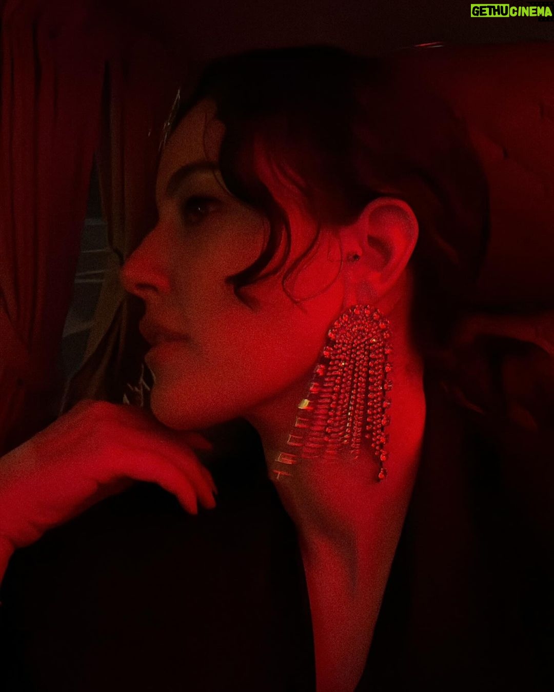 Pelin Akil Instagram - @zeynsoylu sen dün beni en deli çağlarıma götürdün ya nereye davet etsen gelirim , uzun zamandır ama cidden uzun zamandır bu kadar dans ettiğimi eğlendiğimi hatırlamıyorum🤍