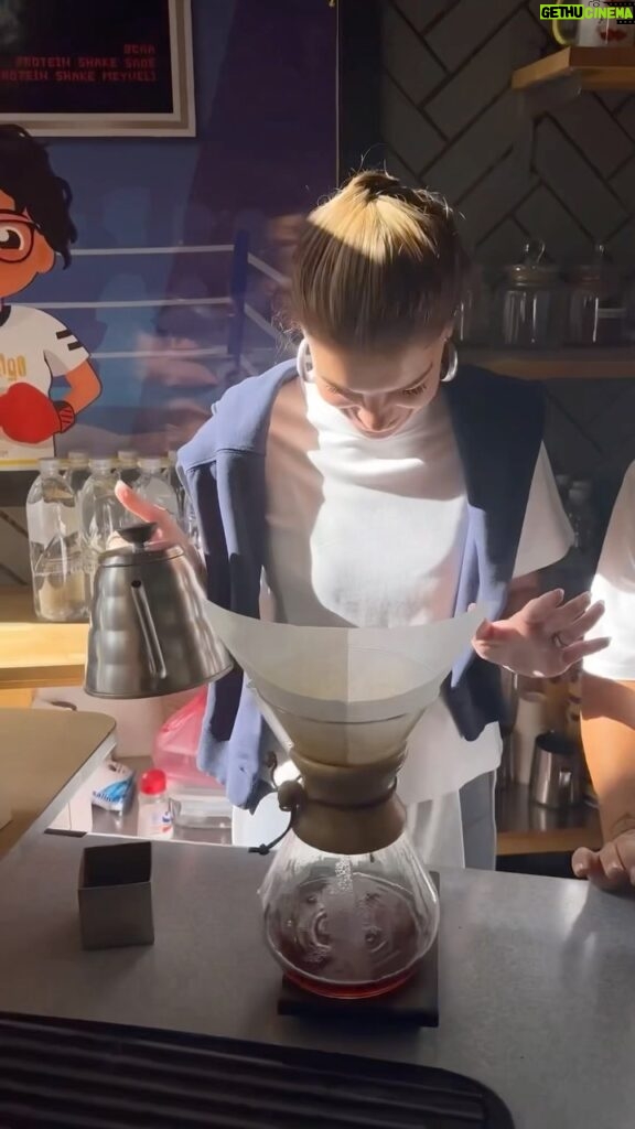 Pelin Karahan Instagram - Filtre kahve sevenler toplansın🙋‍♀️☕️ Misss gibi taze kahve demledim😋 @fatosygtl @delungocoffeeacademy #reklam