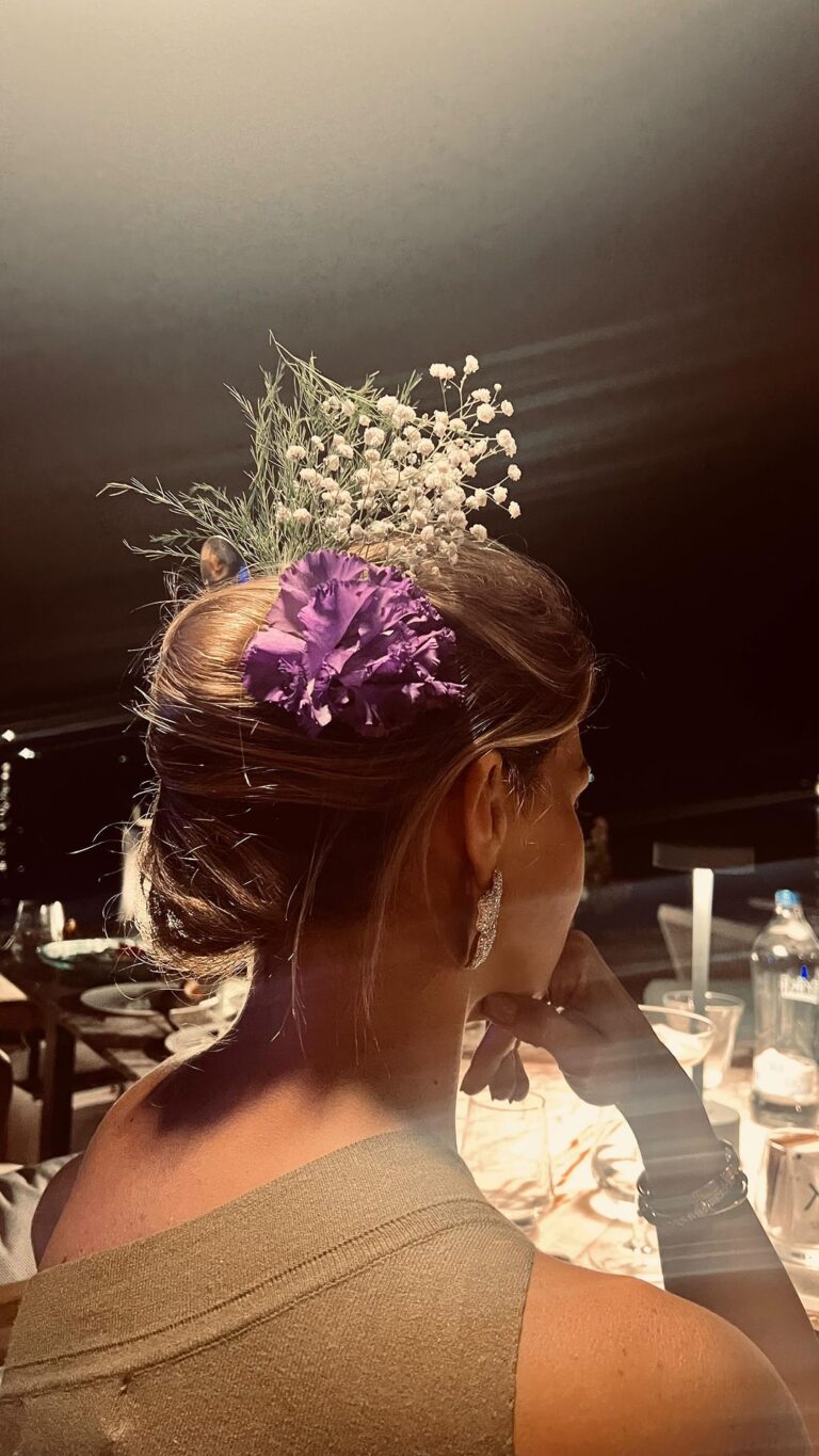 Pelin Karahan Instagram - Bir çay kaşığı biraz çiçekle saçımı nasıl mı yaptım?😜🥄💐 Denensin😉🤛🏻