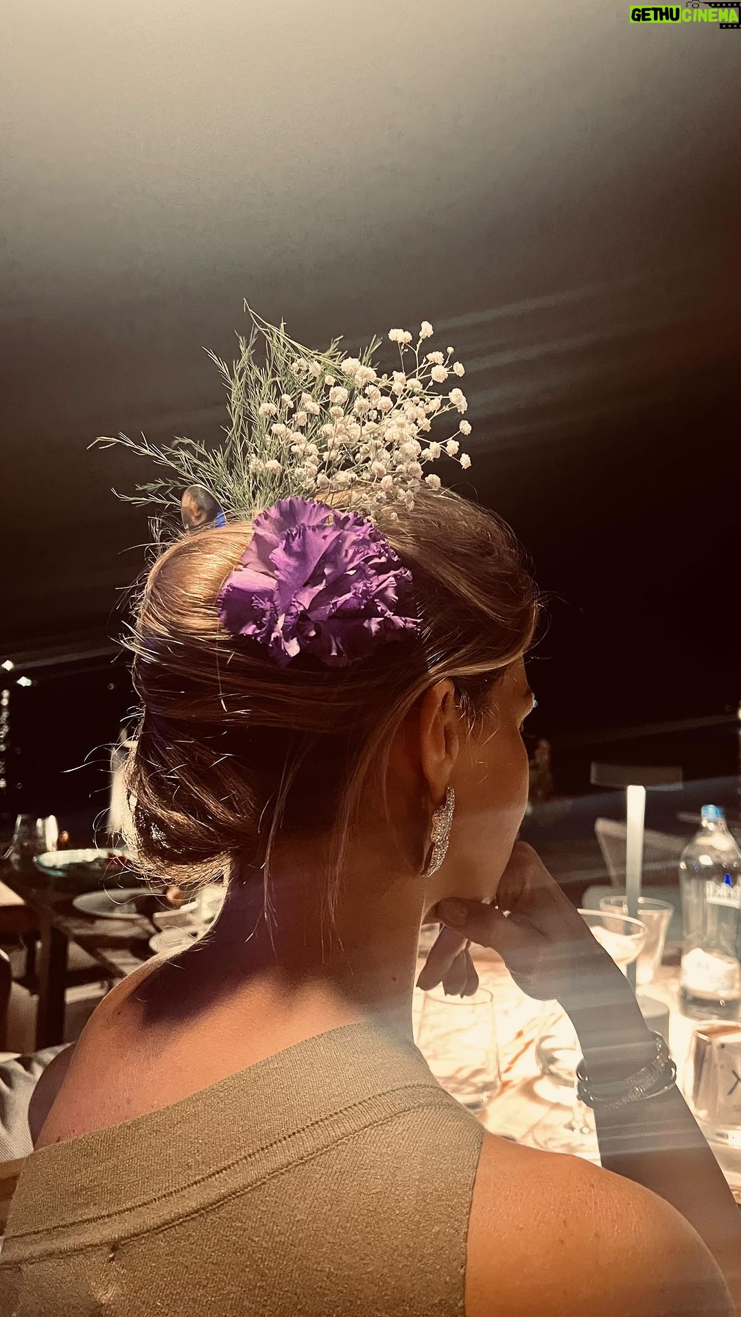 Pelin Karahan - 181.1K Likes - Bir çay kaşığı biraz çiçekle saçımı nasıl mı yaptım?😜🥄💐
Denensin😉🤛🏻