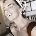 Pelin Karahan Instagram - Bir gülüş… bir bakış… 😊👀