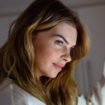 Pelin Karahan Instagram - Estée Lauder cilt bakım rutinim ile kendime zaman ayırmayı çoook seviyorum 🪷💕 Cilt bakım rutinimin temel adımları: Perfectly Clean Yüz Temizleyici Köpük ile temizleme, Advanced Night Repair Serum ile onarma, Revitalizing Supreme+ Yaşlanma Karşıtı Nemlendirici ile nemlendirme ve Advanced Night Repair Supercharged Jel Göz Kremi ile göz çevremi ekran ışıklarından koruma✨⭐️ 1 şişede 7 mucizevi etkisiyle Advanced Night Repair Serum hem gece hem gündüz benim vazgeçilmezim! Gece cildimi onarıyor, gündüz anti-oksidan etkisiyle cildimi koruyor. @esteelauderturkiye #1Serum7MucizeviEtki #AdvancedNightRepair #işbirliği