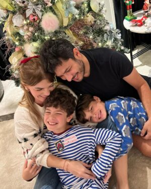 Pelin Karahan Instagram - 🥳🫶🏻🎄👨‍👩‍👦‍👦