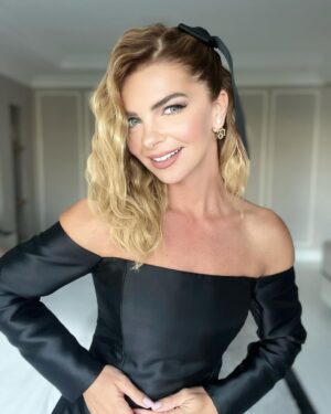 Pelin Karahan Instagram - 🖤 bir seri… 

@hairbyhamza1 
@kaansayar1 
@themostkuafor 

 #reklam