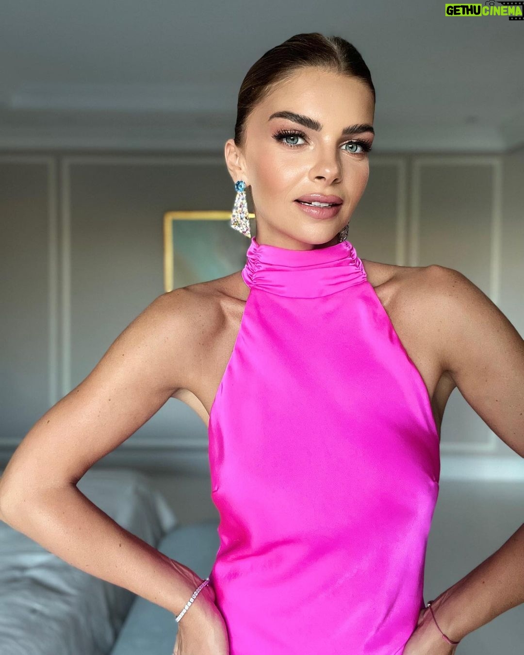 Pelin Karahan - 117.8K Likes - Elbisemi çok sevmiş olabilirim kabul🙋♀️🤗💗
@dcey.tr
@mishacollection
#reklam