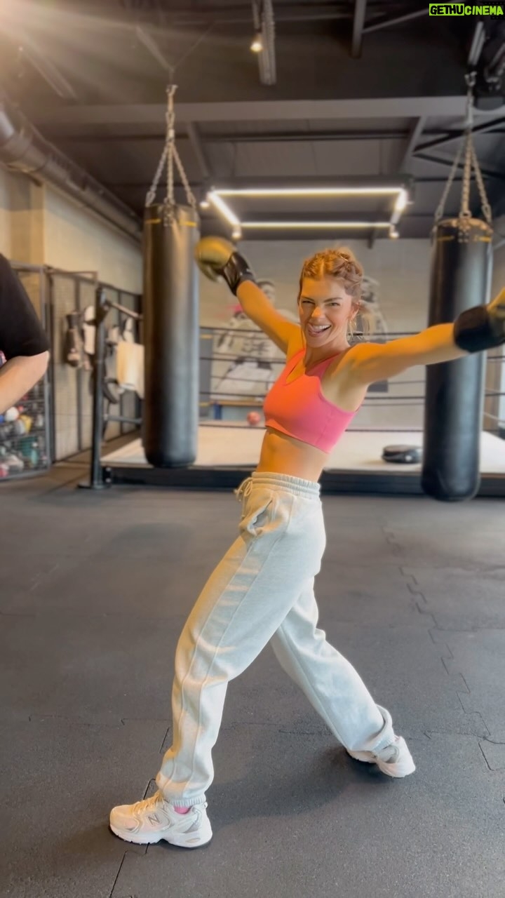 Pelin Karahan Instagram - Abi azıcık göbek eritelim yaaa!😜🥊