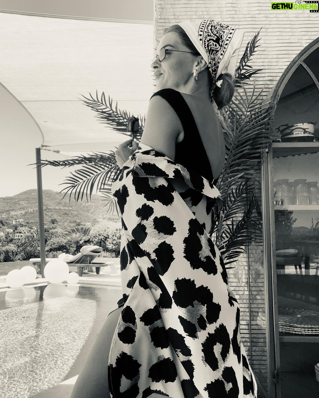 Pelin Karahan Instagram - Bir gülüş… bir bakış… 😊👀