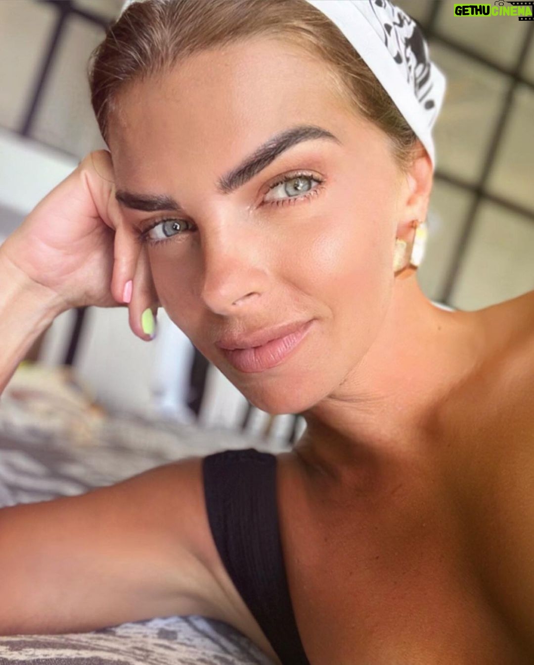 Pelin Karahan Instagram - Bir gülüş… bir bakış… 😊👀