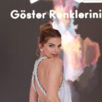 Pelin Karahan Instagram - Görkemli bir geceye görkemli bir makyaj yakışırdı! Ben de bu özel gecede renklerimi göstermeye hazırım! M.A.C ana sponsorluğunda gerçekleşen Elle Style Awards 2023 ödül gecesine beni böyle güzel hazırlayan @maccosmeticsturkiye ‘nin profesyonel makyaj artistlerine kocaman teşekkürler! Söylemeden geçemeyeceğim makyajımda favorim kesinlikle MACStack Waterproof Mascara! #BirlikteYeniden #ESAXMAC #GösterRenklerini @maccosmeticsturkiye #işbirliği