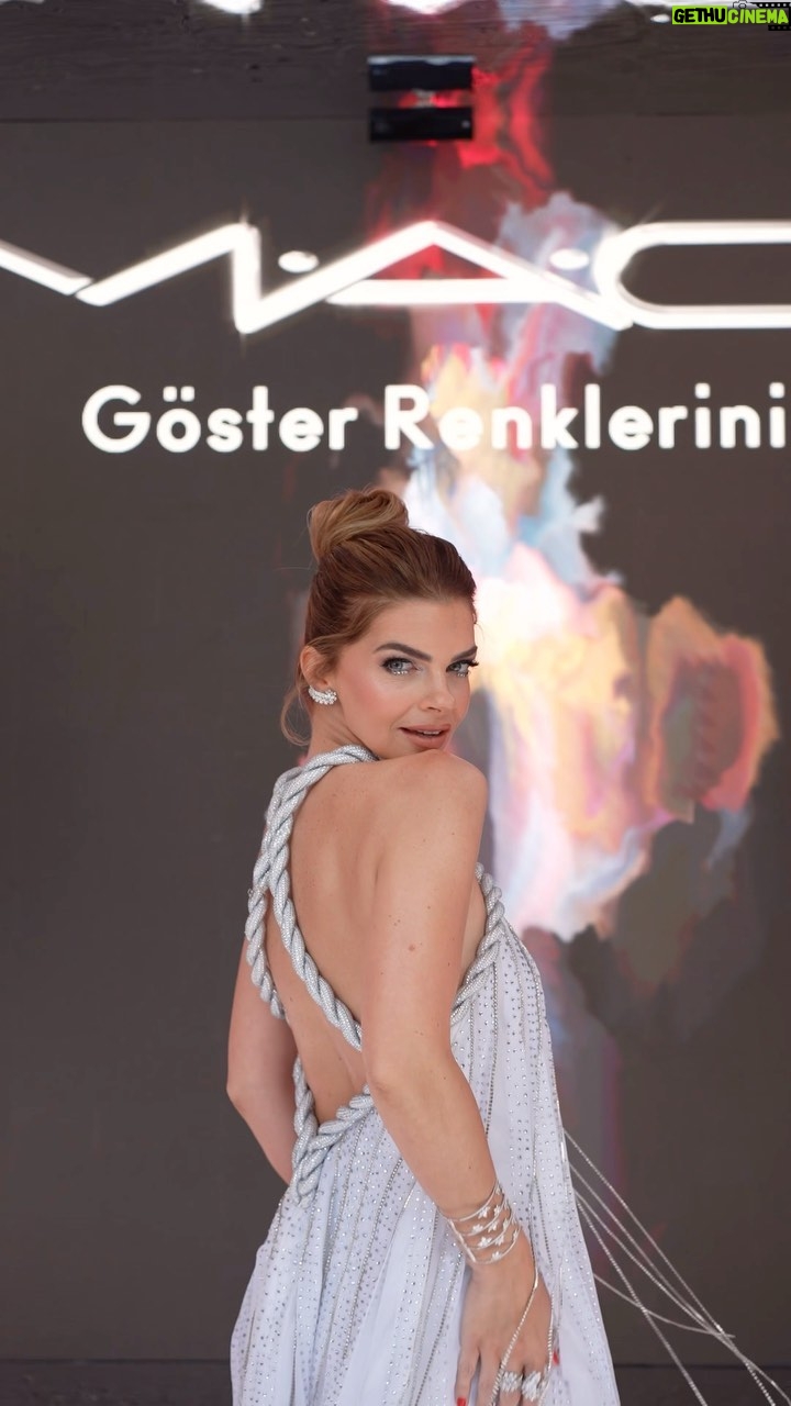Pelin Karahan Instagram - Görkemli bir geceye görkemli bir makyaj yakışırdı! Ben de bu özel gecede renklerimi göstermeye hazırım! M.A.C ana sponsorluğunda gerçekleşen Elle Style Awards 2023 ödül gecesine beni böyle güzel hazırlayan @maccosmeticsturkiye ‘nin profesyonel makyaj artistlerine kocaman teşekkürler! Söylemeden geçemeyeceğim makyajımda favorim kesinlikle MACStack Waterproof Mascara! #BirlikteYeniden #ESAXMAC #GösterRenklerini @maccosmeticsturkiye #işbirliği