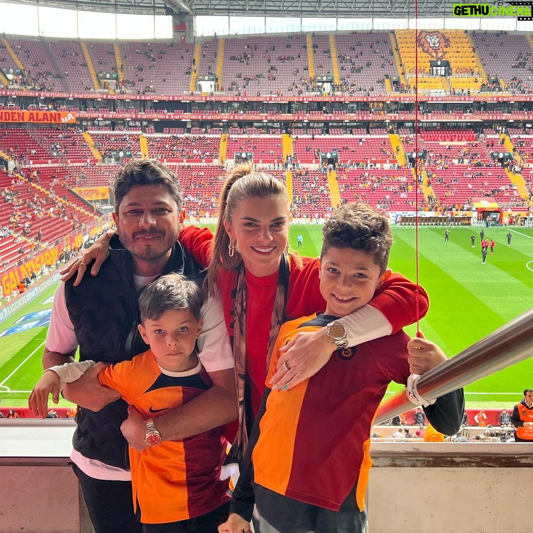 Pelin Karahan Instagram - π¨βπ©βπ¦βπ¦β€οΈπ rengimiz belliπ€ RAMS Park
