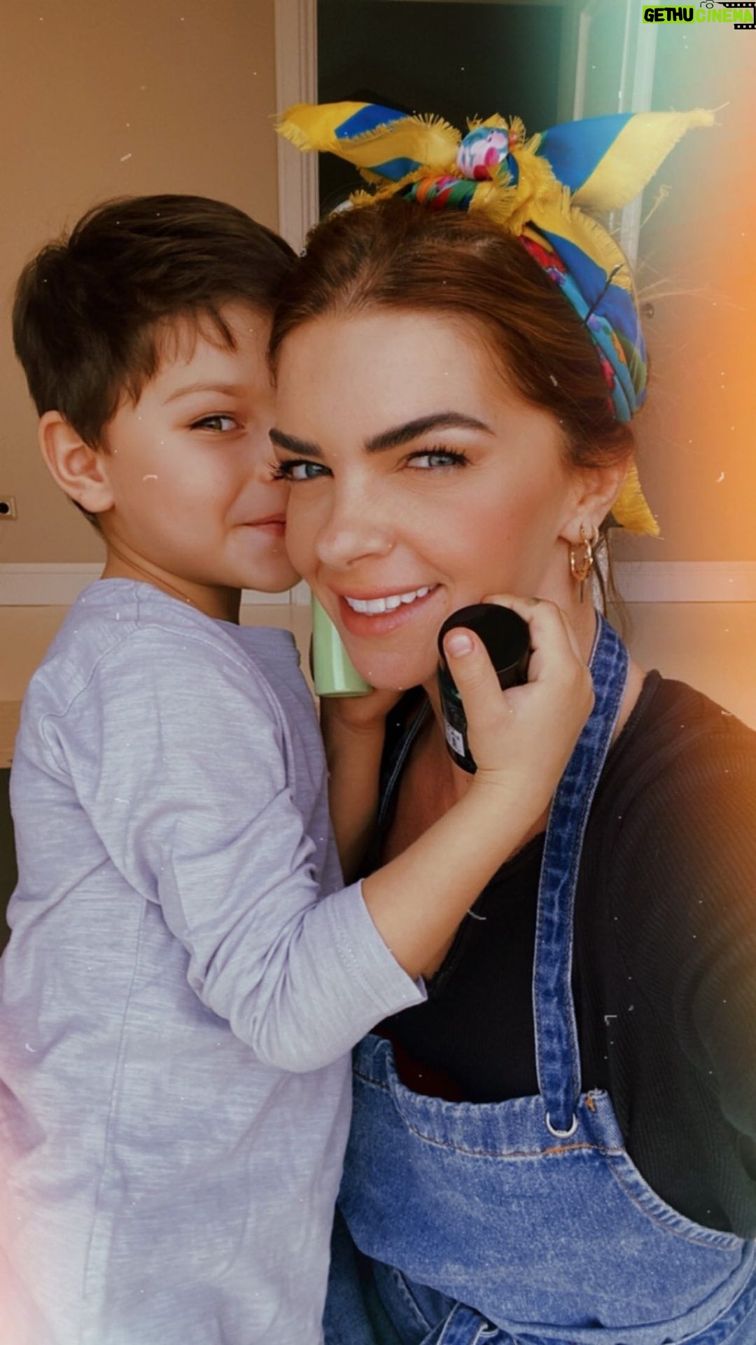 Pelin Karahan Instagram - Anneler günümüz kutlu olsun canım anneler❤️❤️❤️ @niltakipte ne güzel anlatmış… bu şarkı tüm annelere 🙋♀️❣️