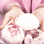 Pelin Karahan Instagram - Yeni Sensitive Yumoş Extra Şakayık…O kadar güzel kokuyor ki🤩💖🌸🌟Giysilerinizin rengini ve yumuşaklığını daha uzun süre korurken, eşsiz şakayık çiçeği kokusunun ferahlatıcı kapsülleriyle de kalıcı ve çok hoş bir koku sağlıyor. Üstelik hassas ciltler için de uygun. Ona bayılıyorummm 💫🌟💗 @yumostr #sakayikkokususeninlekalsin #işbirliği