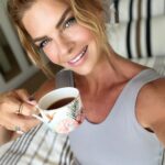 Pelin Karahan Instagram - Bodrumda mis gibi bir gün☀️uyanınca bi kahve ☕️ardından yağmurlu hava da yürüyüş 🏃🏼‍♀️hem deniz hem toprak kokusu daha nolsun🤗şimdi de güzel bi kahvaltı 🍳koşturmaya devam💪🏻 herkese günaydın❤️