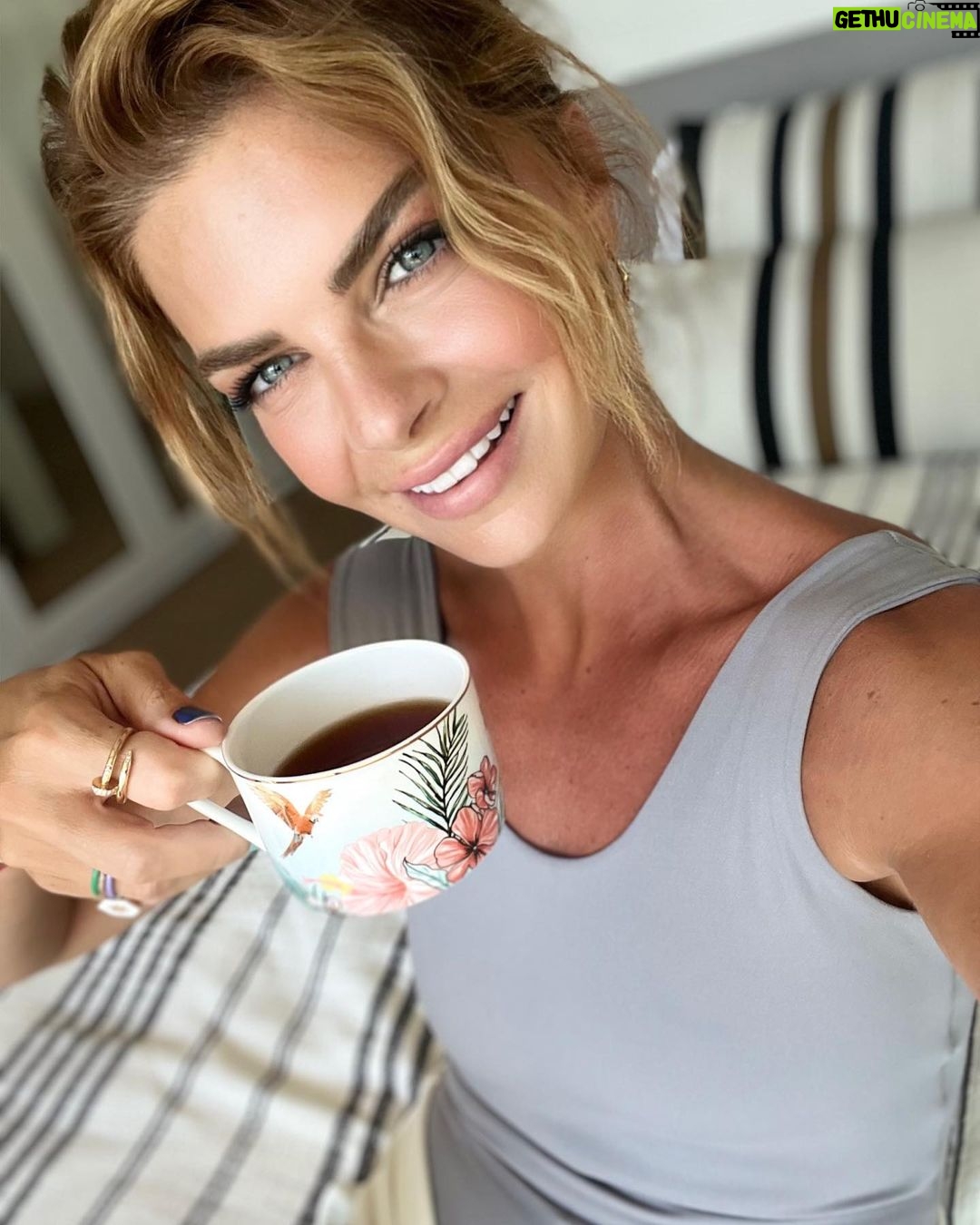 Pelin Karahan - 82K Likes - Bodrumda mis gibi bir gün☀️uyanınca bi kahve ☕️ardından yağmurlu hava da yürüyüş 🏃🏼♀️hem deniz hem toprak kokusu daha nolsun🤗şimdi de güzel bi kahvaltı 🍳koşturmaya devam💪🏻 herkese günaydın❤️