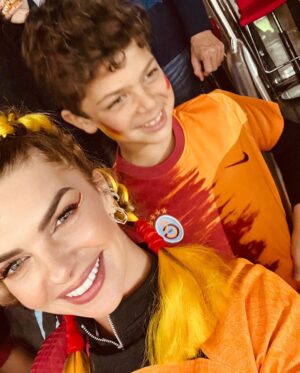 Pelin Karahan Instagram - 4 Haziran… 🦁 ❤️💛