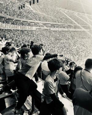 Pelin Karahan Instagram - 4 Haziran… 🦁 ❤️💛
