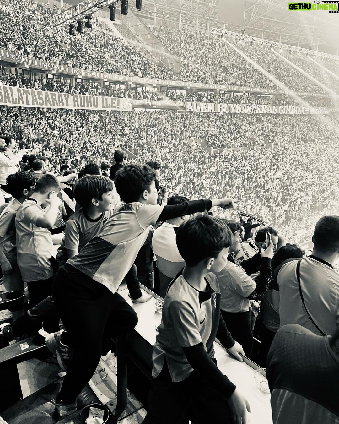Pelin Karahan - 236.9K Likes - 4 Haziran… 🦁 ❤️💛