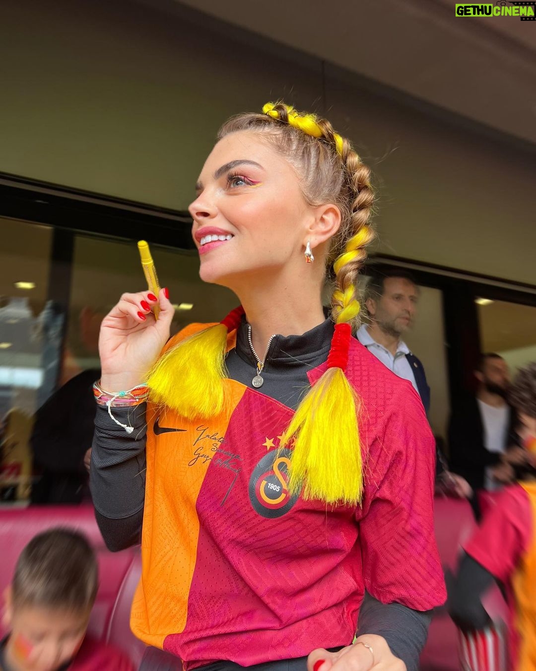 Pelin Karahan - 236.9K Likes - 4 Haziran… 🦁 ❤️💛
