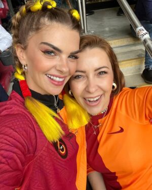 Pelin Karahan Instagram - 4 Haziran… 🦁 ❤️💛
