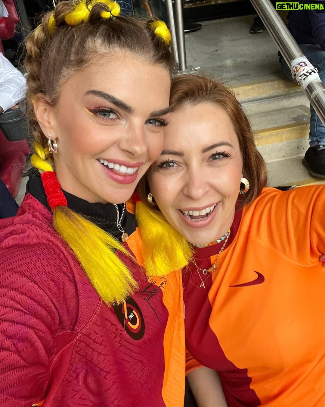 Pelin Karahan - 236.9K Likes - 4 Haziran… 🦁 ❤️💛