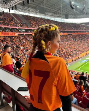Pelin Karahan Instagram - 4 Haziran… 🦁 ❤️💛