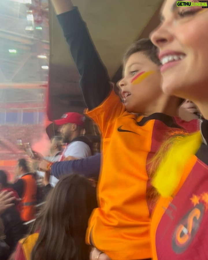 Pelin Karahan Instagram - 4 Haziran… 🦁 ❤️💛