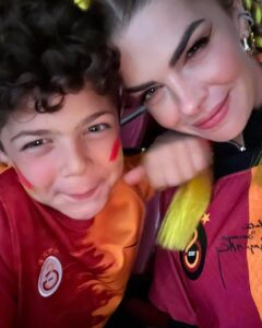 Pelin Karahan Instagram - 4 Haziran… 🦁 ❤️💛
