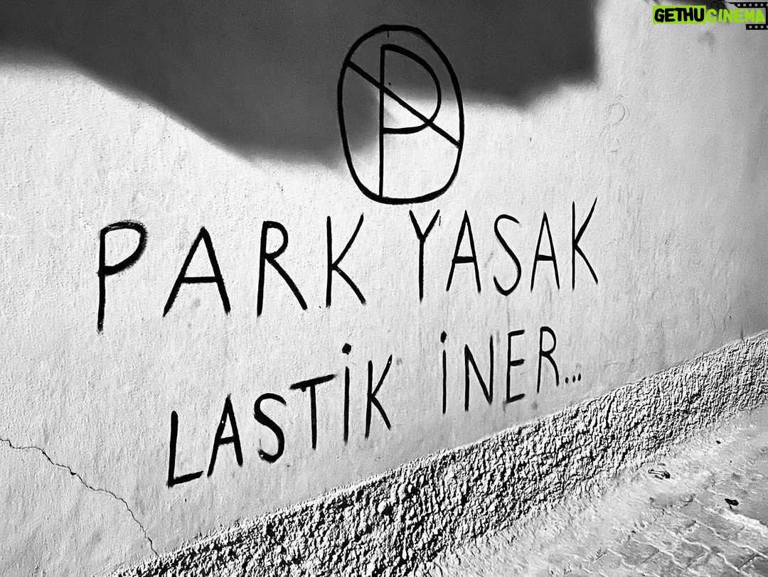 Pelin Karahan Instagram - Adana-Kayseri turnesi✌🏻😉 Bolca yemek, çokça kahkaha, şahane seyirci ve alkışlar… ve tabiiki yollar! Canım ekip🤛🏻🎭 #ŞaşırtBeni @kerkisolfej @modernmuziptiyatro Adana - Kayseri Yolu