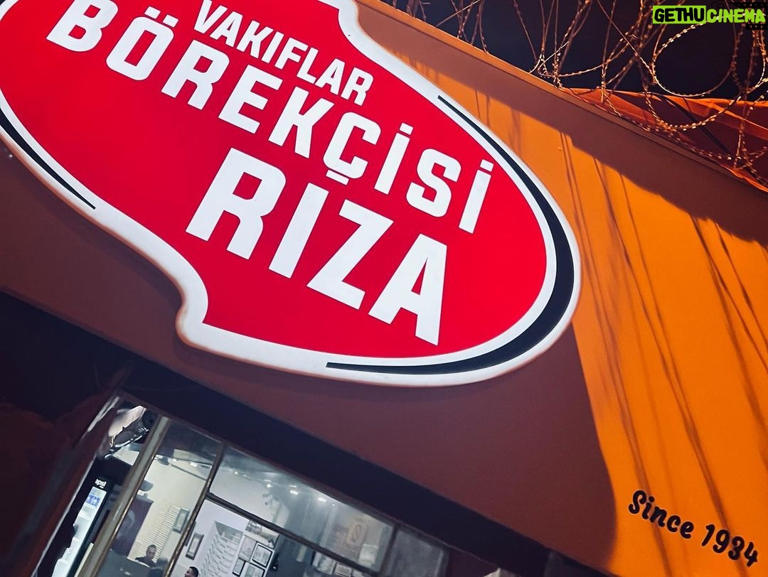 Pelin Karahan Instagram - Adana-Kayseri turnesi✌🏻😉 Bolca yemek, çokça kahkaha, şahane seyirci ve alkışlar… ve tabiiki yollar! Canım ekip🤛🏻🎭 #ŞaşırtBeni @kerkisolfej @modernmuziptiyatro Adana - Kayseri Yolu