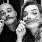 Pelin Karahan Instagram – Adana-Kayseri turnesi✌🏻😉
Bolca yemek, çokça kahkaha, şahane seyirci ve alkışlar… ve tabiiki yollar! Canım ekip🤛🏻🎭
#ŞaşırtBeni
@kerkisolfej
@modernmuziptiyatro Adana – Kayseri Yolu