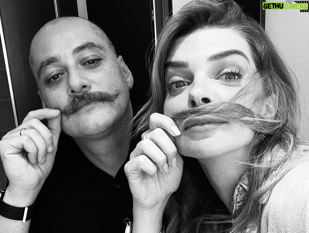 Pelin Karahan Instagram - Adana-Kayseri turnesi✌🏻😉 Bolca yemek, çokça kahkaha, şahane seyirci ve alkışlar… ve tabiiki yollar! Canım ekip🤛🏻🎭 #ŞaşırtBeni @kerkisolfej @modernmuziptiyatro Adana - Kayseri Yolu