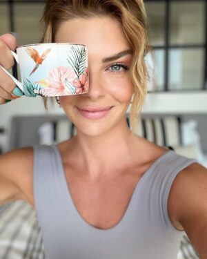 Pelin Karahan Instagram - Bodrumda mis gibi bir gün☀️uyanınca bi kahve ☕️ardından yağmurlu hava da yürüyüş 🏃🏼‍♀️hem deniz hem toprak kokusu daha nolsun🤗şimdi de güzel bi kahvaltı 🍳koşturmaya devam💪🏻 herkese günaydın❤️
