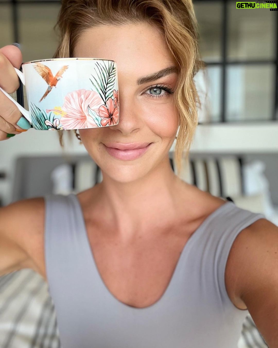 Pelin Karahan - 82K Likes - Bodrumda mis gibi bir gün☀️uyanınca bi kahve ☕️ardından yağmurlu hava da yürüyüş 🏃🏼♀️hem deniz hem toprak kokusu daha nolsun🤗şimdi de güzel bi kahvaltı 🍳koşturmaya devam💪🏻 herkese günaydın❤️
