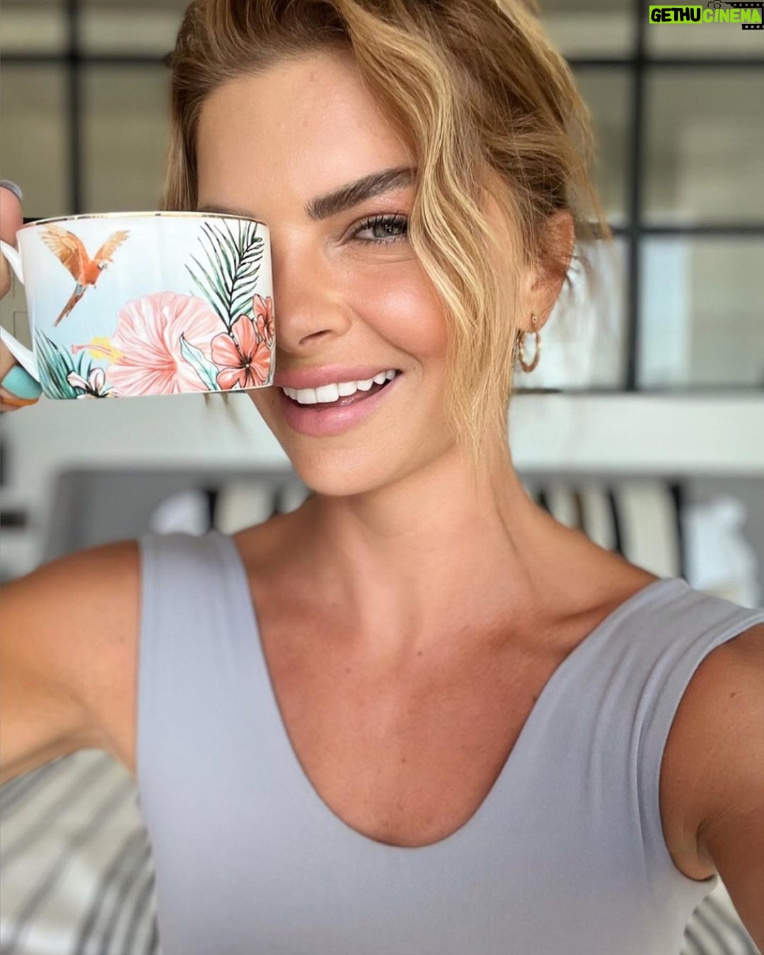 Pelin Karahan - 82K Likes - Bodrumda mis gibi bir gün☀️uyanınca bi kahve ☕️ardından yağmurlu hava da yürüyüş 🏃🏼♀️hem deniz hem toprak kokusu daha nolsun🤗şimdi de güzel bi kahvaltı 🍳koşturmaya devam💪🏻 herkese günaydın❤️