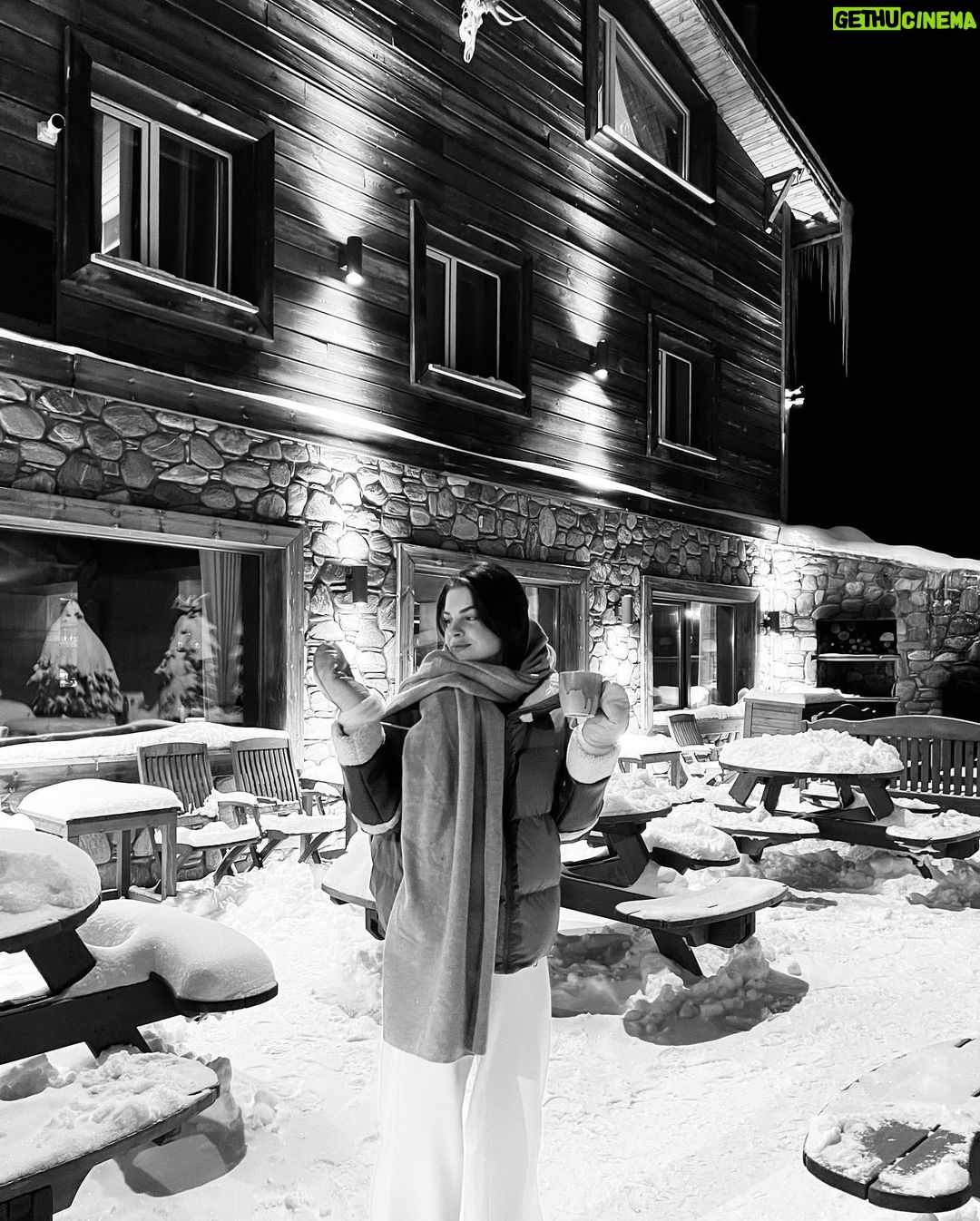 Pelin Karahan Instagram - 🌨️🪵☕️⛄️ Chalet1950